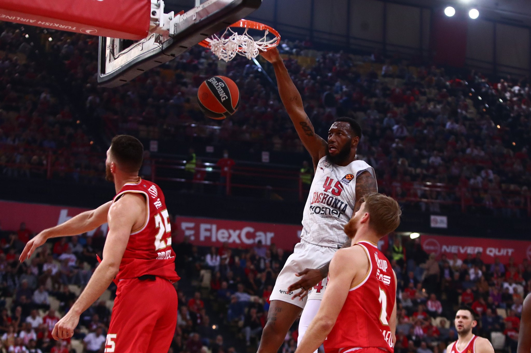 Ο Χολ κάνει... άλμα καριέρας στον Ολυμπιακό - Η μέχρι τώρα πορεία του Αμερικανού