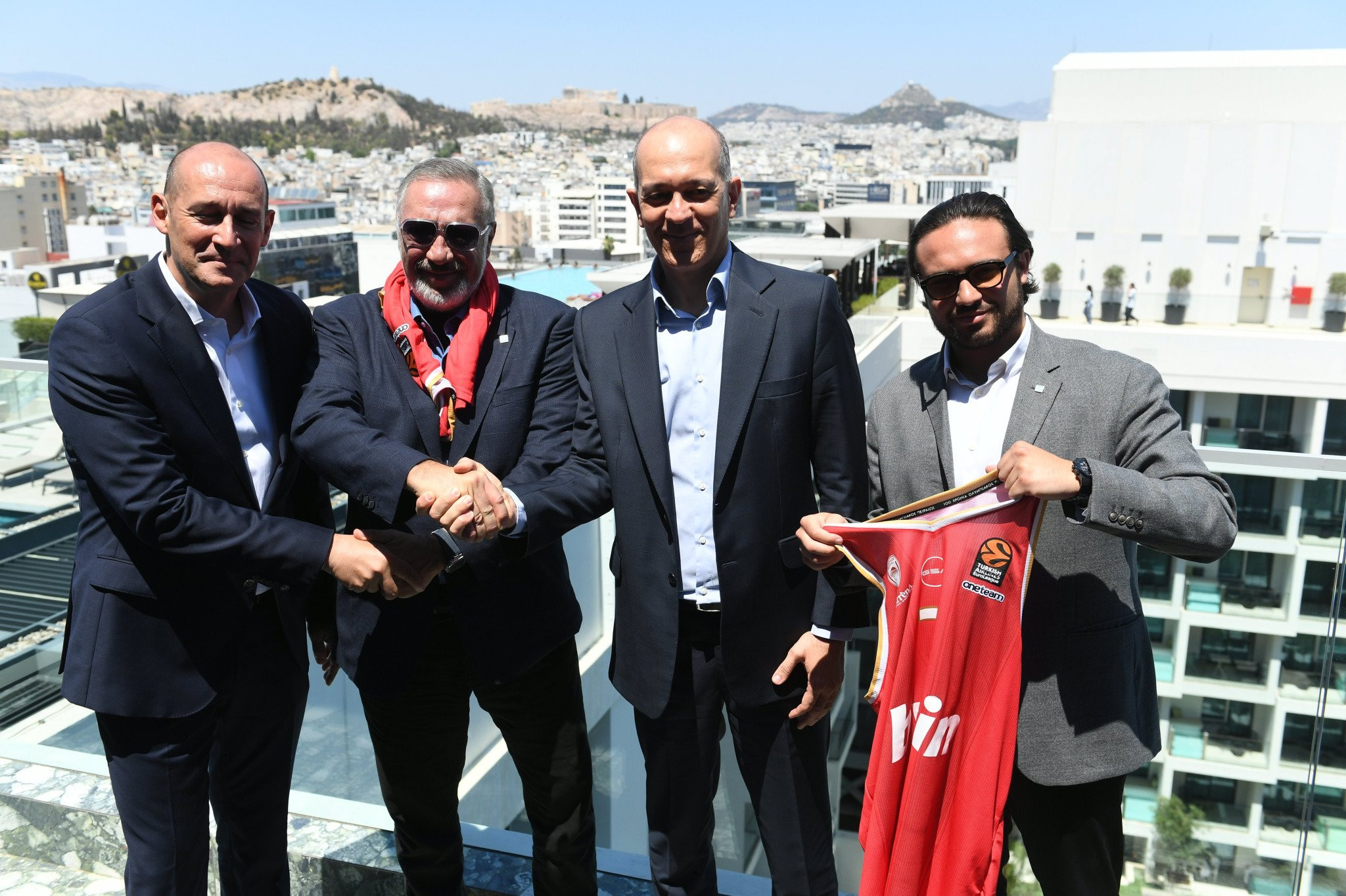 Η παρακάμερα της παρουσίασης της νέας χορηγικής συμφωνίας του Ολυμπιακού με την εταιρία «ΑrrenA»