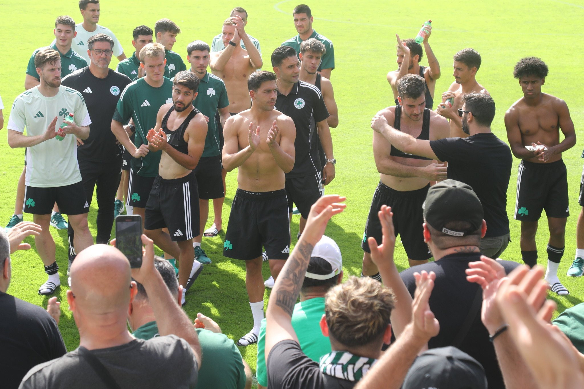 Πήγαν στον κόσμο οι παίκτες του Παναθηναϊκού - «Δώστε τα όλα για το πρωτάθλημα»