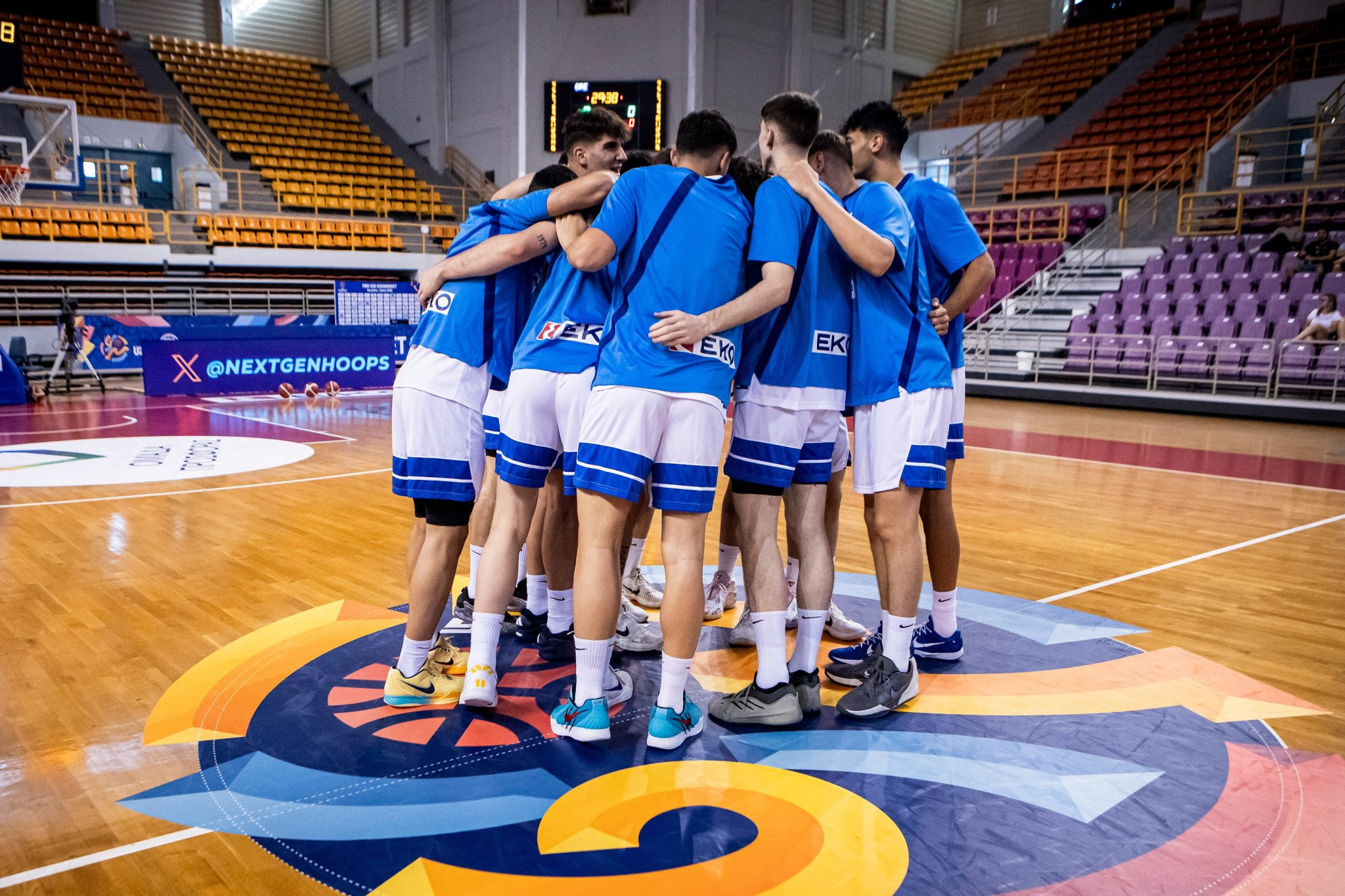 Και στο βάθος... Γαλλία με φόντο το μετάλλιο για την Εθνική Νέων στο Eurobasket U20