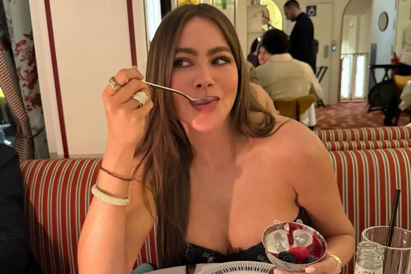 Πιο άβολο δεν γίνεται - Η Σοφία Βεργκάρα αγκάλιασε διάσημο αθλητή και η σύζυγός του μπήκε στη μέση για να τους απομακρύνει (video)