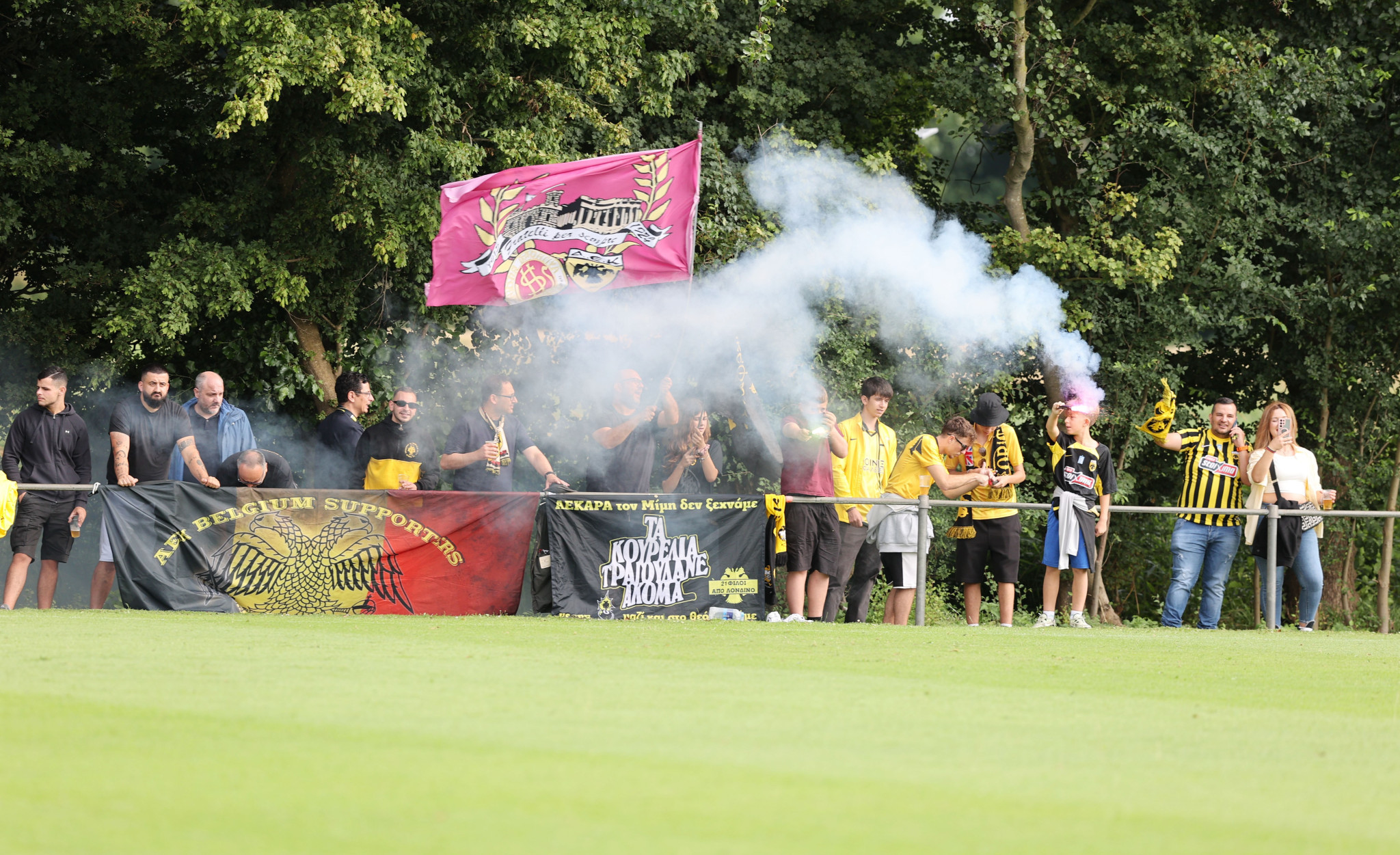 Οπαδοί της ΑΕΚ δίνουν δυναμικό παρών στο φιλικό με την Μπέρσχοτ (video)