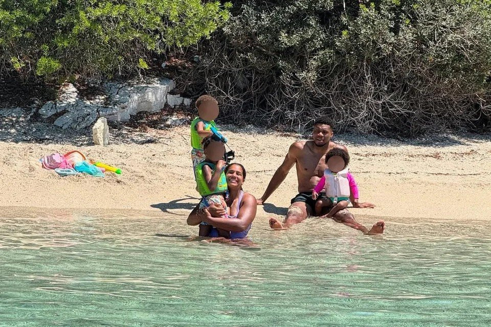 Ο Αντετοκούνμπο κάνει διακοπές στον... παράδεισο του Σκορπιού - Σε ποια παραλία κολύμπησε