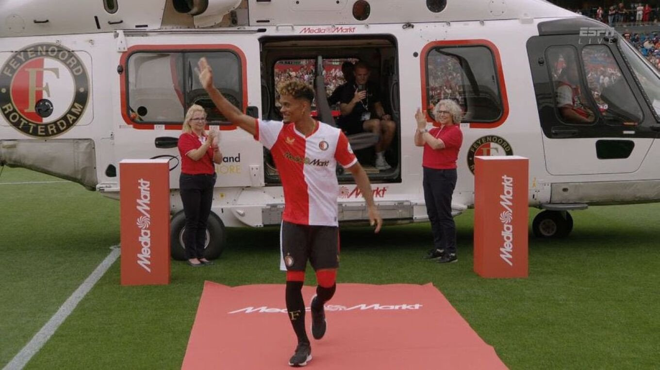 Θεαματική άφιξη: Η Φέγενορντ παρουσίασε παίκτη με ελικόπτερο! (video)