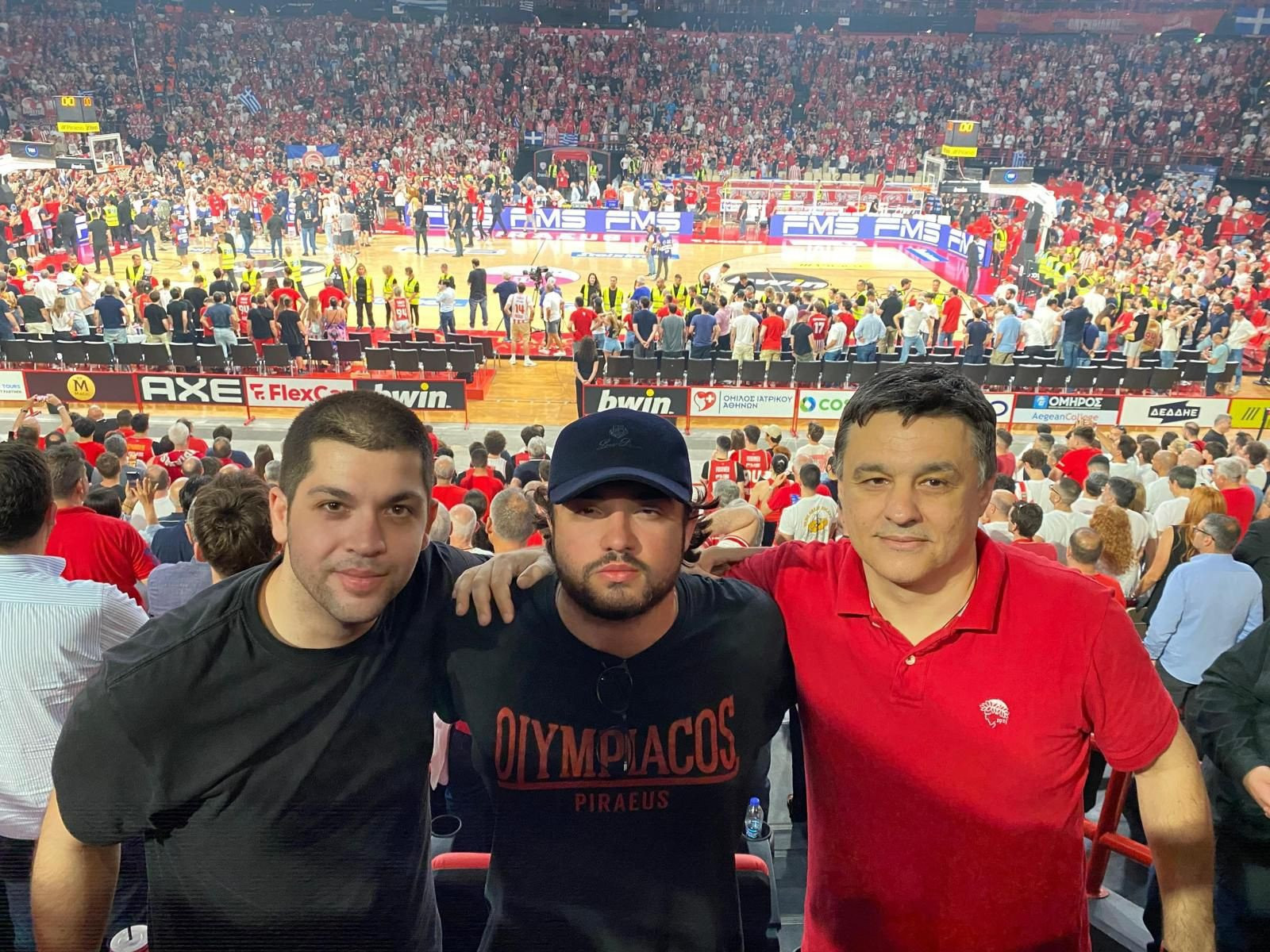 Ο Τσάκος τζούνιορ είναι ο πιο… θερμός «ερυθρόλευκος» - Στο πλευρό του πατέρα του τη μέρα των ανακοινώσεων του Ολυμπιακού