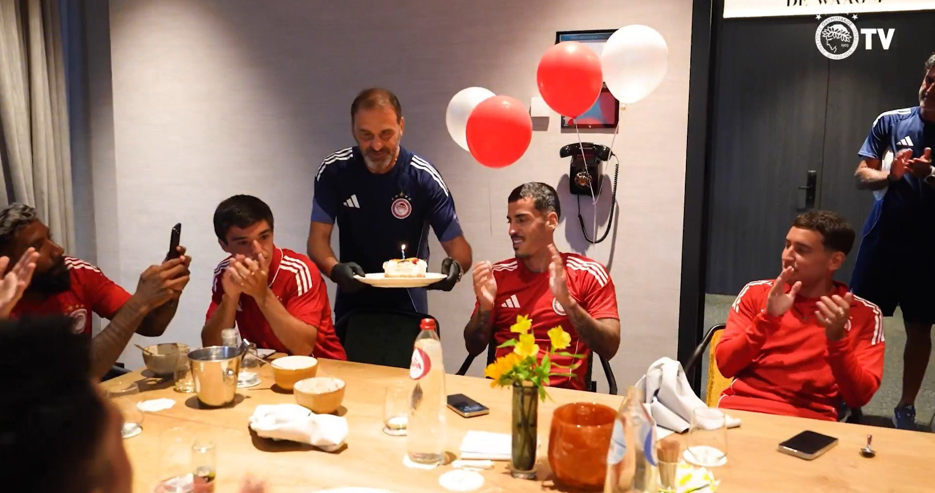 Έσβησε τούρτα ο Τσικίνιο: «Εύχομαι νταμπλ και καλή πορεία στο Champions League» (video)