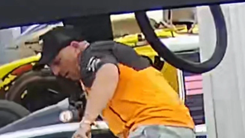 Άνδρας έκλεψε τιμόνι από μονοθέσιο της Formula 1, φορώντας μπλούζα McLaren (video)