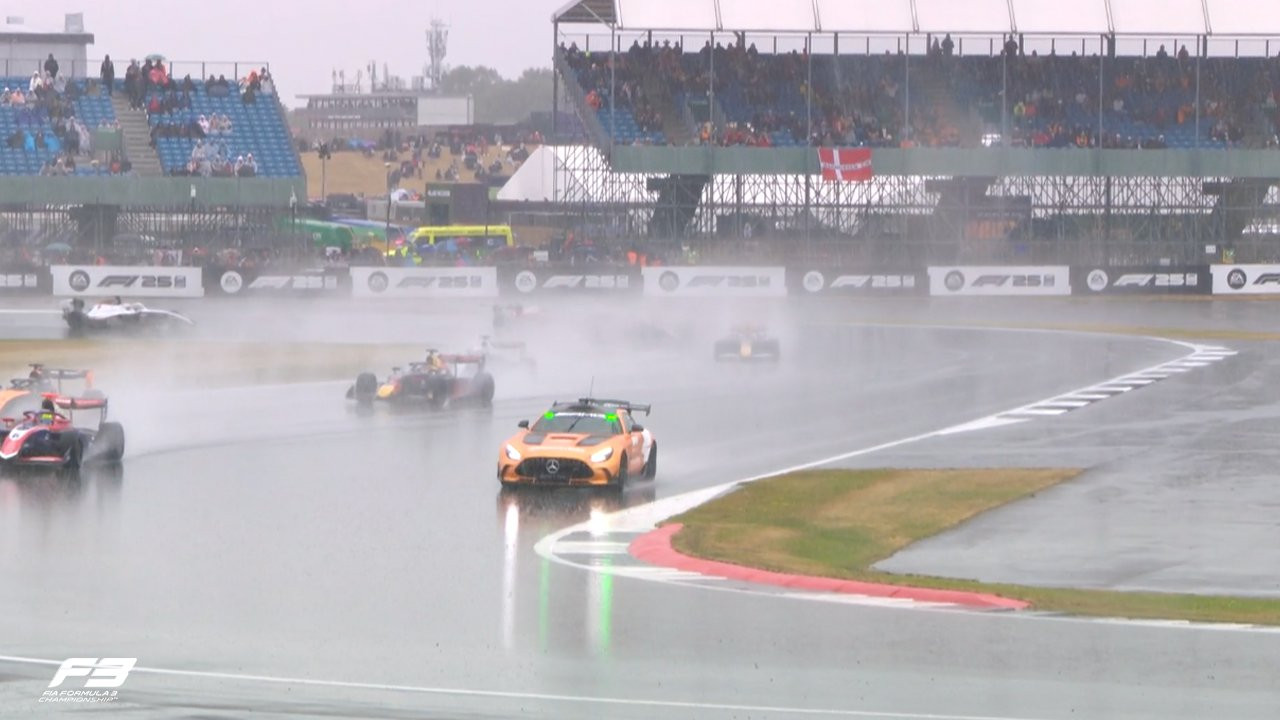 Η καταρρακτώδης βροχή στο Σίλβερστοουν διέκοψε τον αγώνα της F3