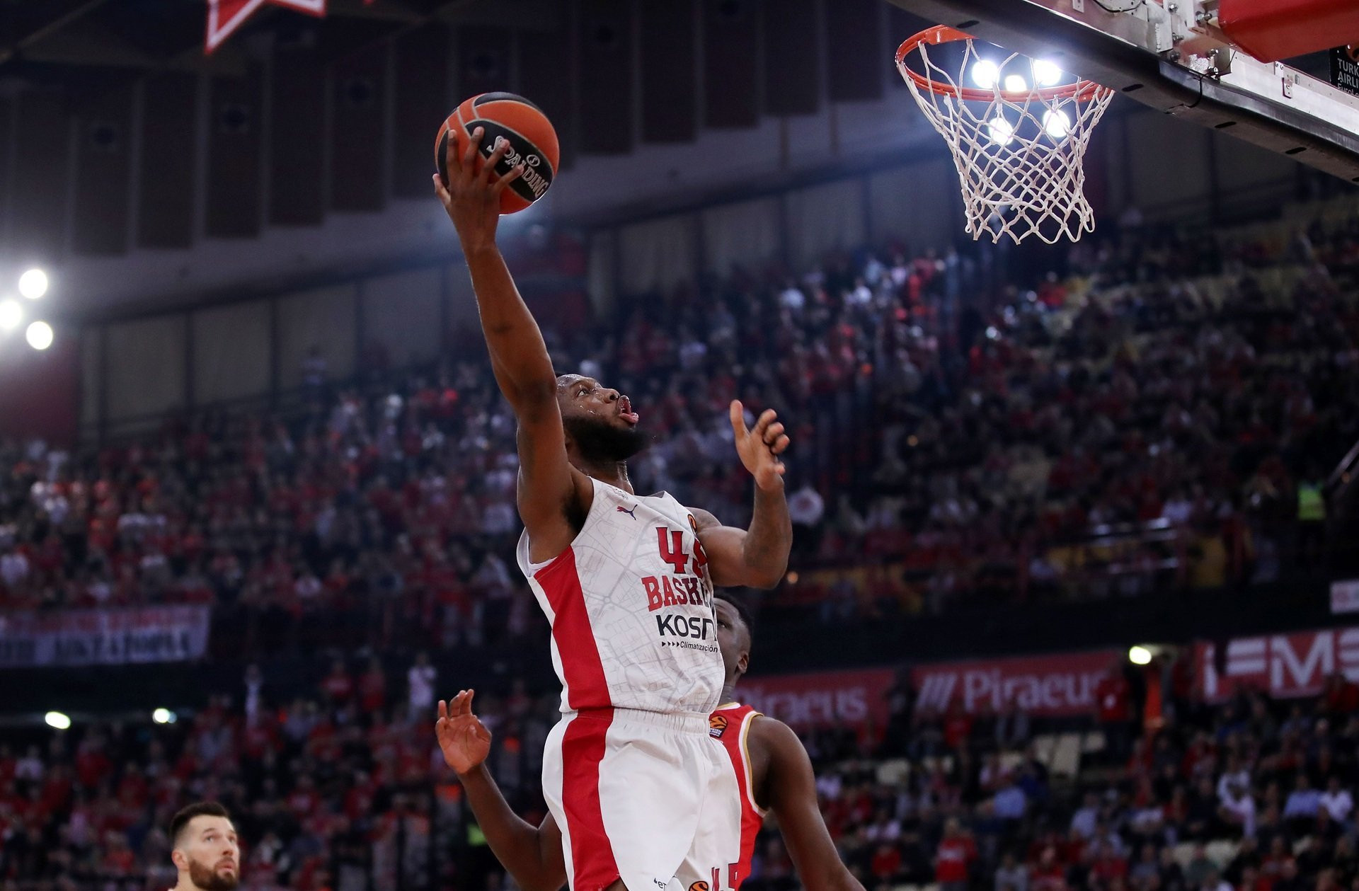 Σημαντική απόσταση Ολυμπιακού - Μπασκόνια στην πρώτη επαφή για Χολ!