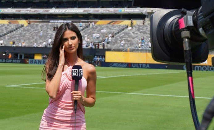 Την κατηγόρησαν ότι ντύνεται πρόστυχα στο γήπεδο και εμφανίστηκε ξανά με προκλητικό ρούχο