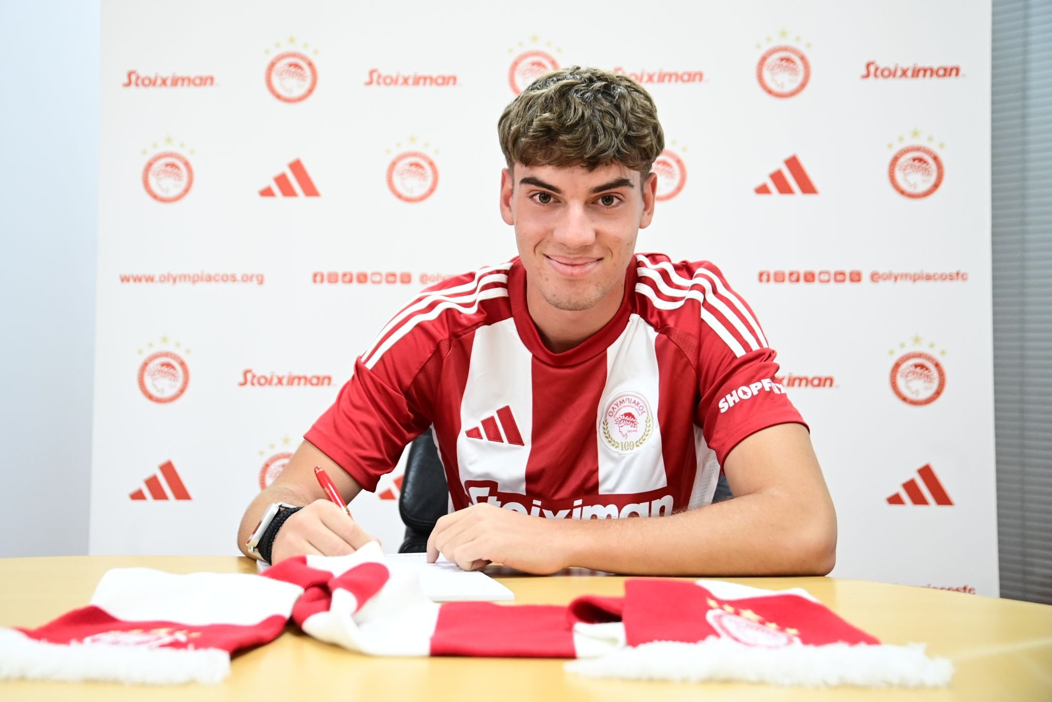 Ο Ολυμπιακός ανακοίνωσε «καρέ» μεταγραφών