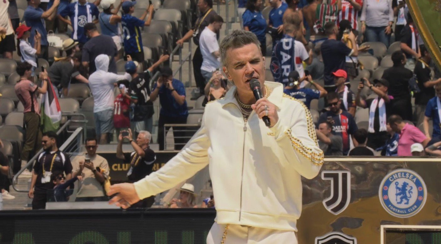 Ο Ρόμπι Γουίλιαμς τραγούδησε τον νέο ύμνο της FIFA!