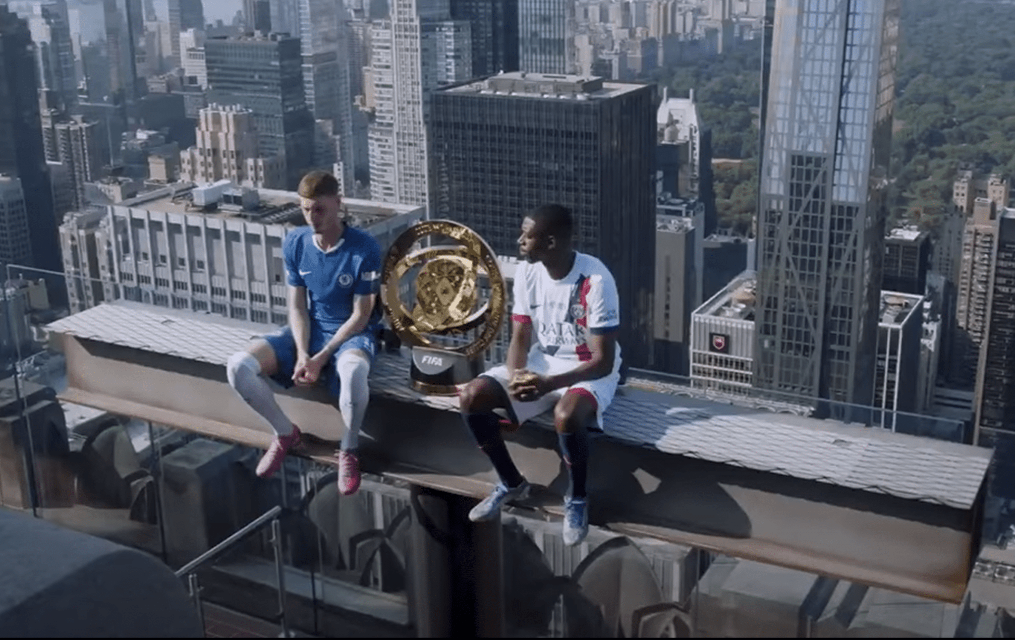 Πάλμερ και Ντεμπελέ αναδημιουργούν μια θρυλική φωτογραφία του 20ού αιώνα - Πώς τραβήχτηκε το εμβληματικό πλάνο