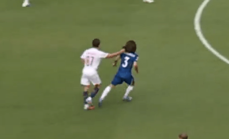 Απίθανη κόκκινη κάρτα στον Νέβες που... τράβηξε τον Κουκουρέγια από τα μαλλιά! (video)