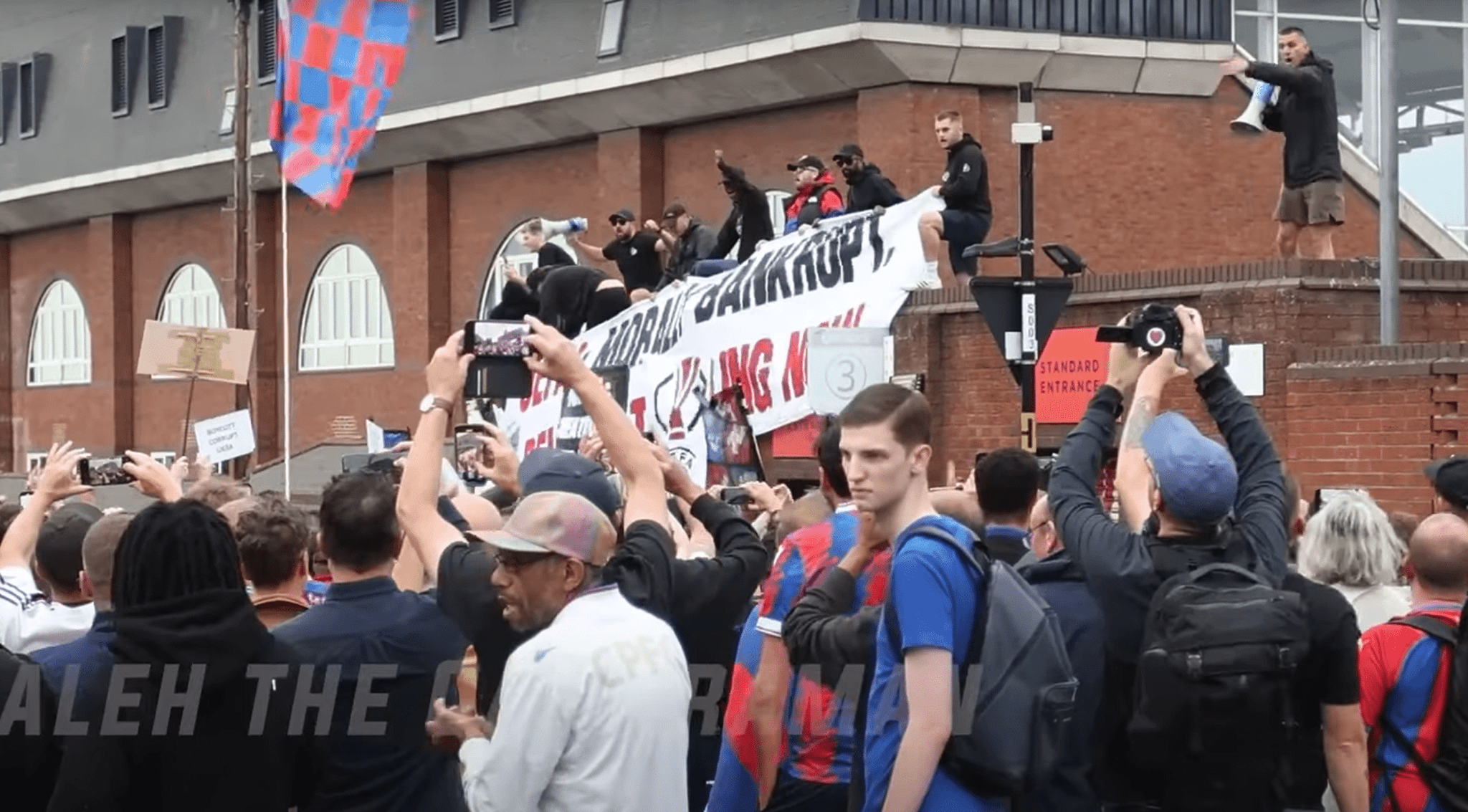 Εξαλλοι οι οπαδοί της Κρίσταλ Πάλας - Διαδήλωσαν για τον αποκλεισμό τους από το Europa League