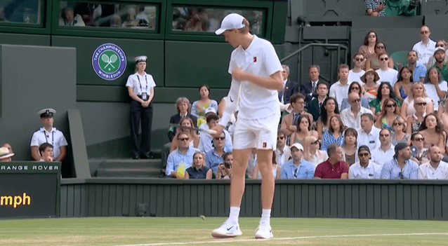 Aπίστευτο περιστατικό στον τελικό του Wimbledon: Ανοιξαν σαμπάνια φίλαθλοι και ο φελλός έπεσε στο court - Παρατήρηση από τα μεγάφωνα (videos)