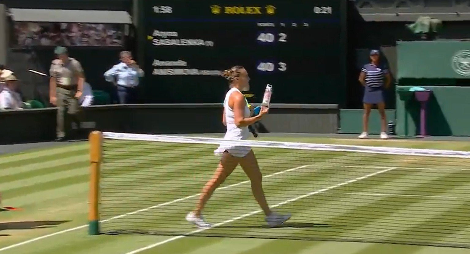 Η Σαμπαλένκα πήγε νερό σε θεατή που λάμβανε ιατρική βοήθεια την ώρα του ημιτελικού (video)