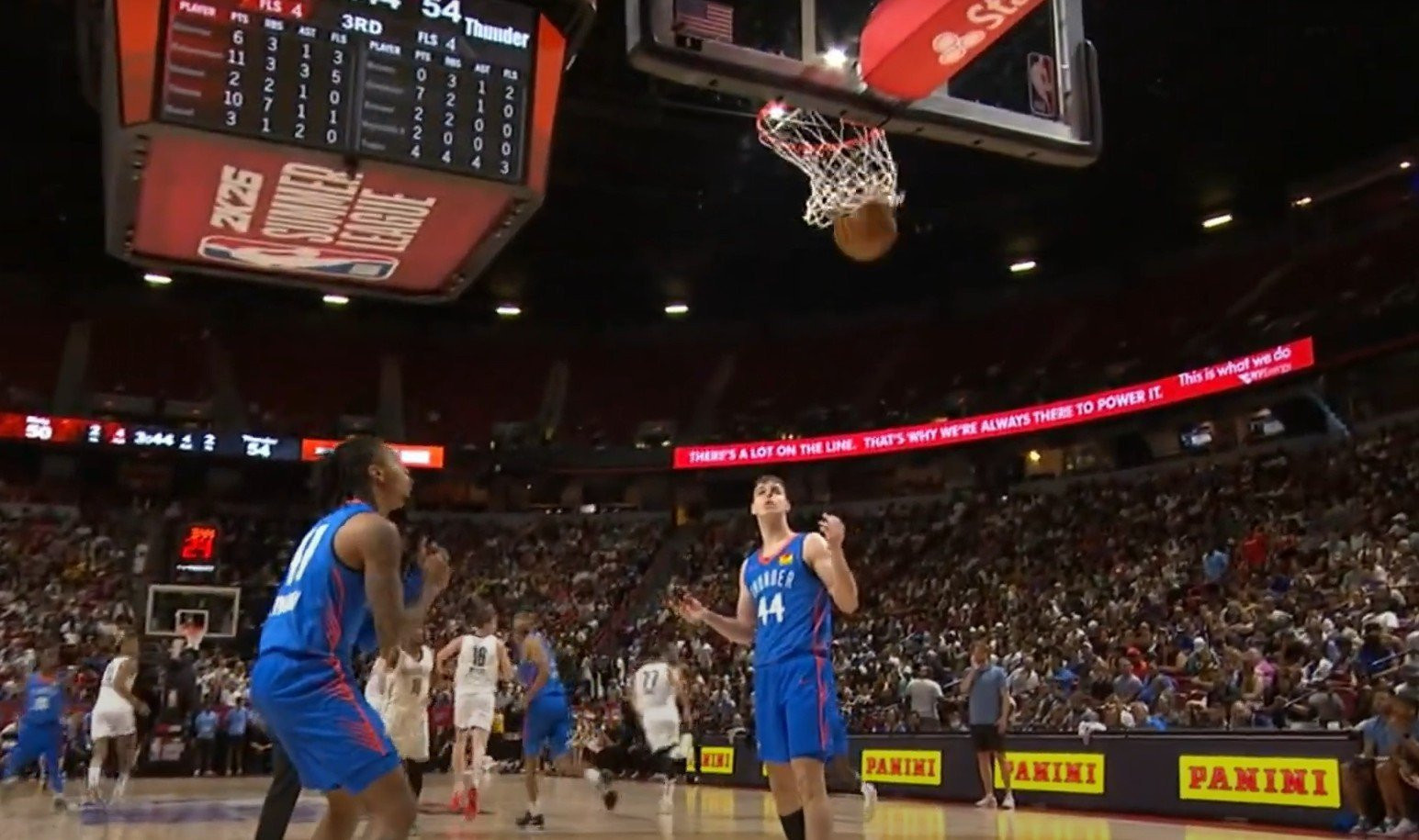 «Θόλωσε» από το άγχος: Παίκτης των Θάντερ έβαλε... αυτοκαλάθι (video)