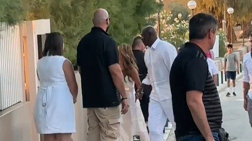 Ο Μάικλ Τζόρνταν κάνει βόλτες στην Αθήνα: Το δείπνο και τα... διακριτικά βλέμματα (video)