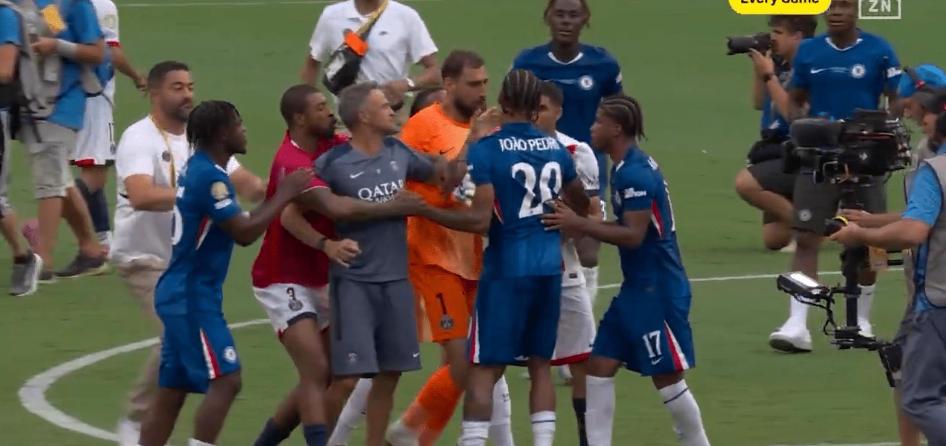 Τρομερή σύρραξη μετά το Τσέλσι-Παρί, ο Λουίς Ενρίκε χτύπησε τον Ζοάο Πέδρο (video)