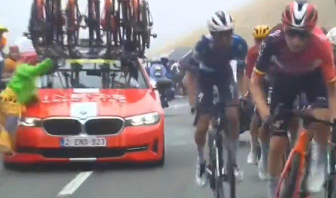 Τρόμος στον Γύρο Γαλλίας: Αυτοκίνητο παρέσυρε θεατή λίγο πριν την κορυφή των Πυρηναίων (video)