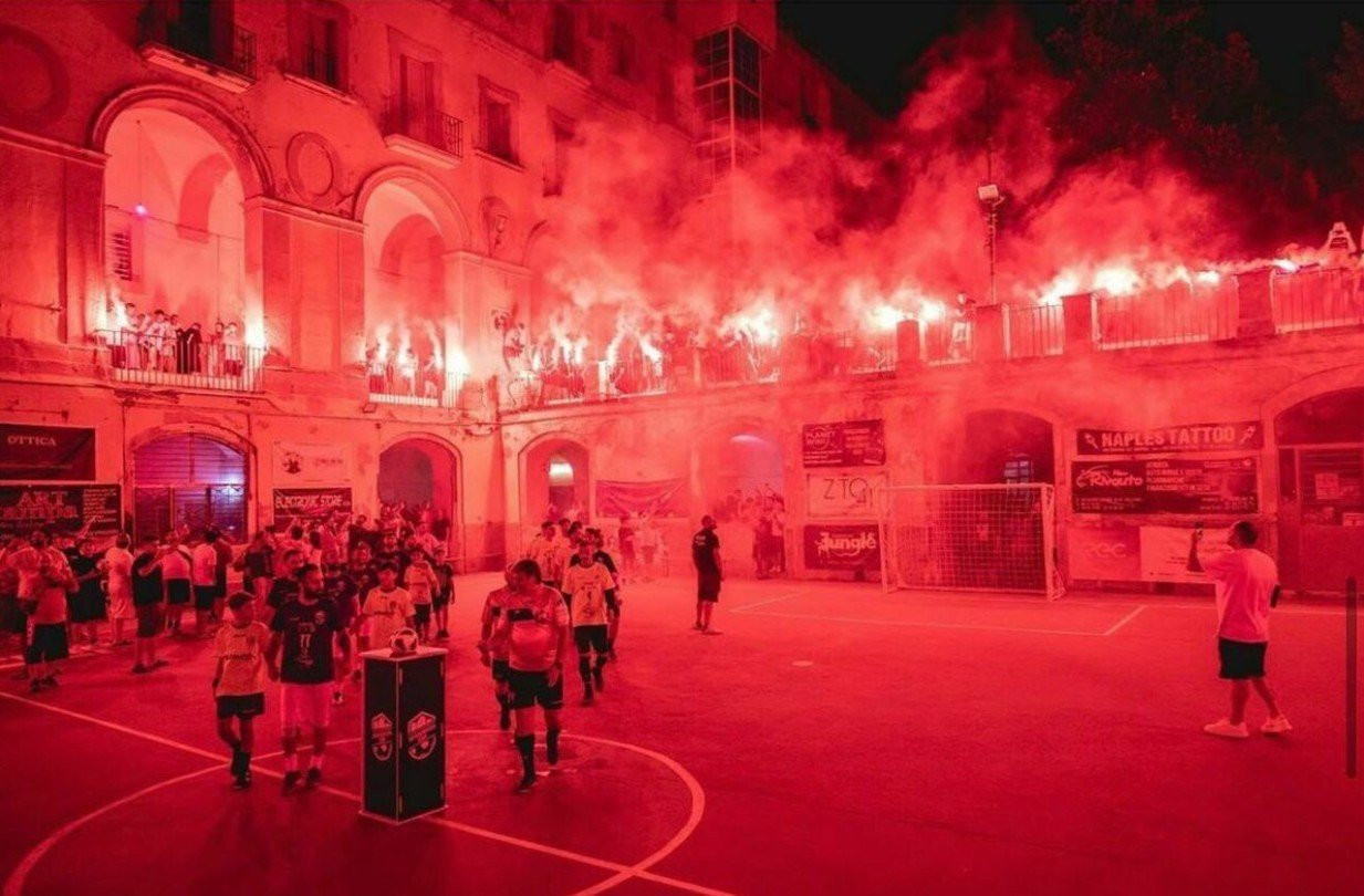 H φυλακή που έγινε γήπεδο για να γιορτάσει το πάθος της για το ποδόσφαιρο ολόκληρη η Νάπολη (video)