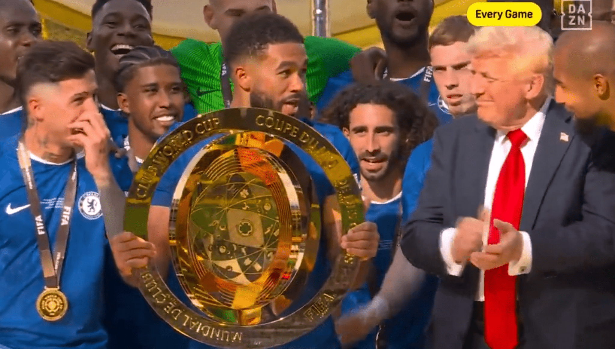 «Πρέπει να φύγεις» - Εκπληκτοι οι παίκτες της Τσέλσι με την παρουσία του Τραμπ στην απονομή