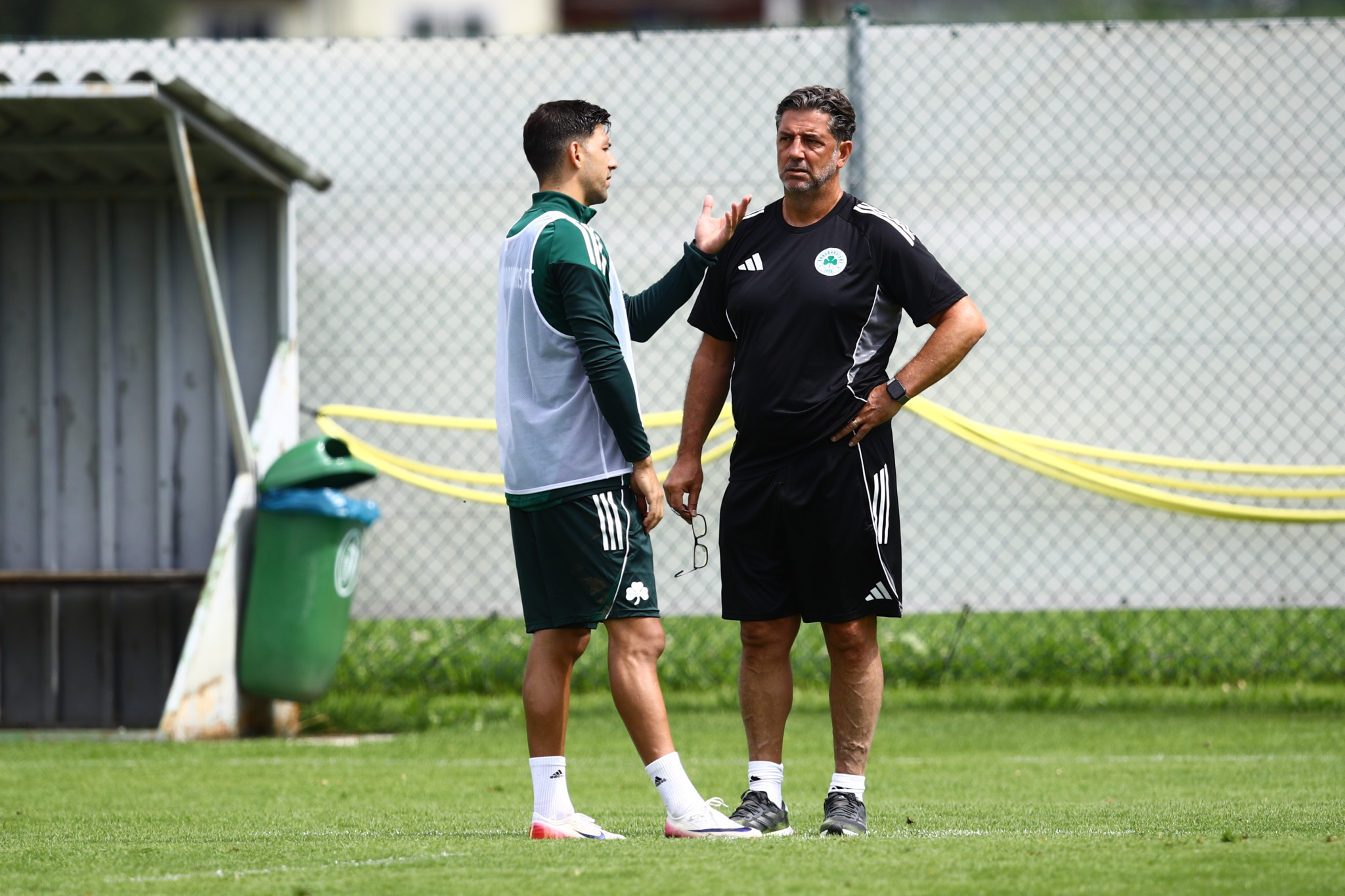 Τα τετ-α-τετ του Βιτόρια με τους Μπακασέτα και Μπρέγκου μετά την προπόνηση