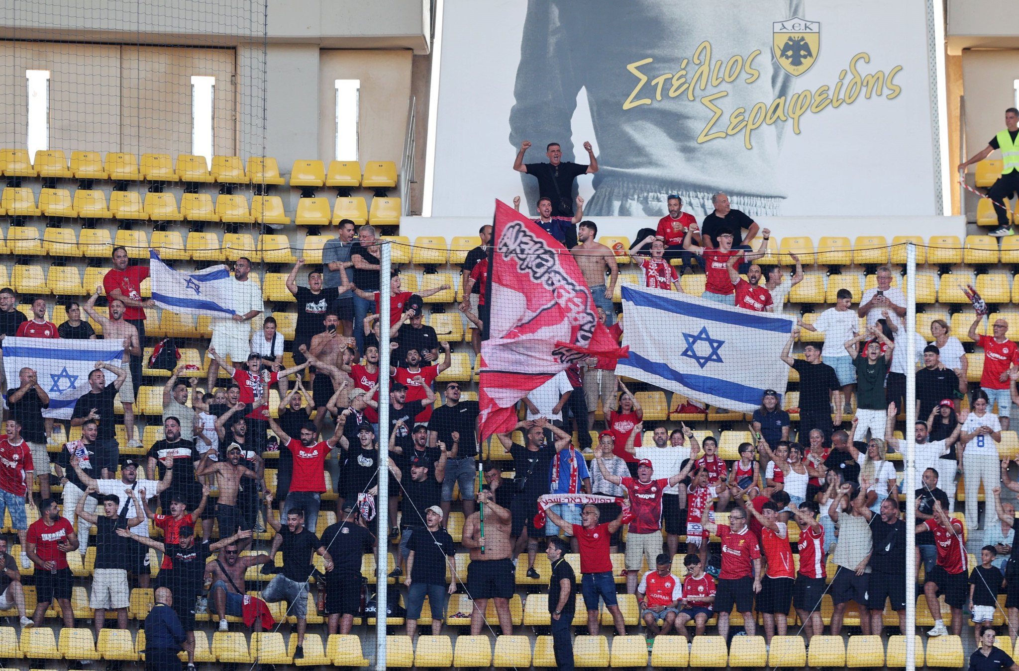 Σημαίες της χώρας τους σήκωσαν οι Ισραηλινοί οπαδοί μπαίνοντας στην Opap Arena