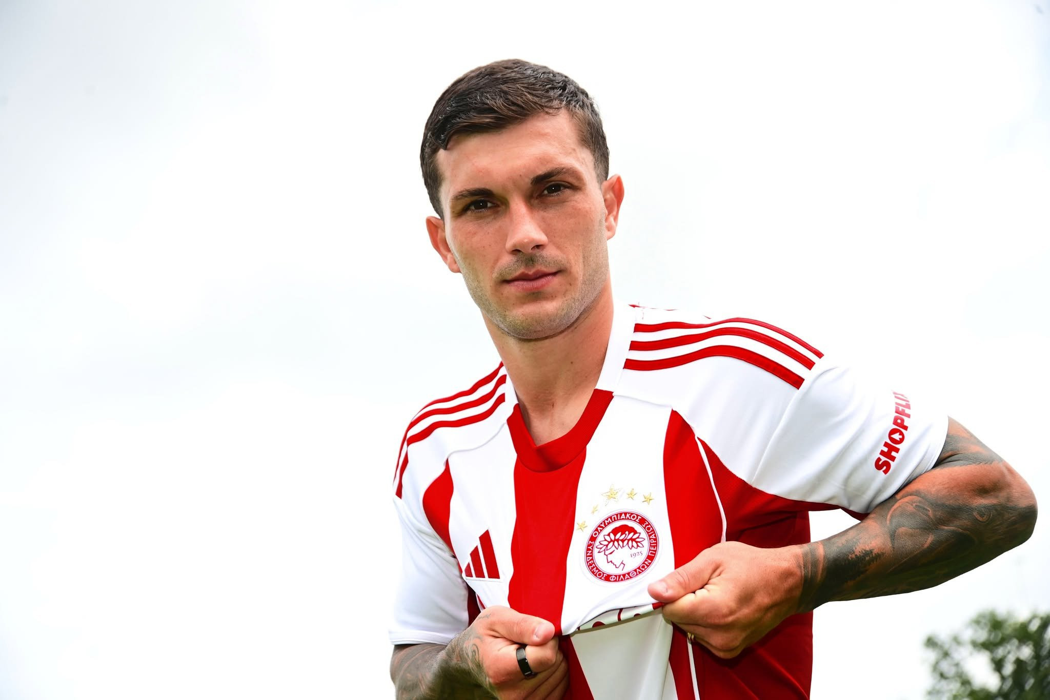 Το βίντεο του Ολυμπιακού με τον Στρεφέτσα να δείχνει το σήμα και να κάνει κολπάκια