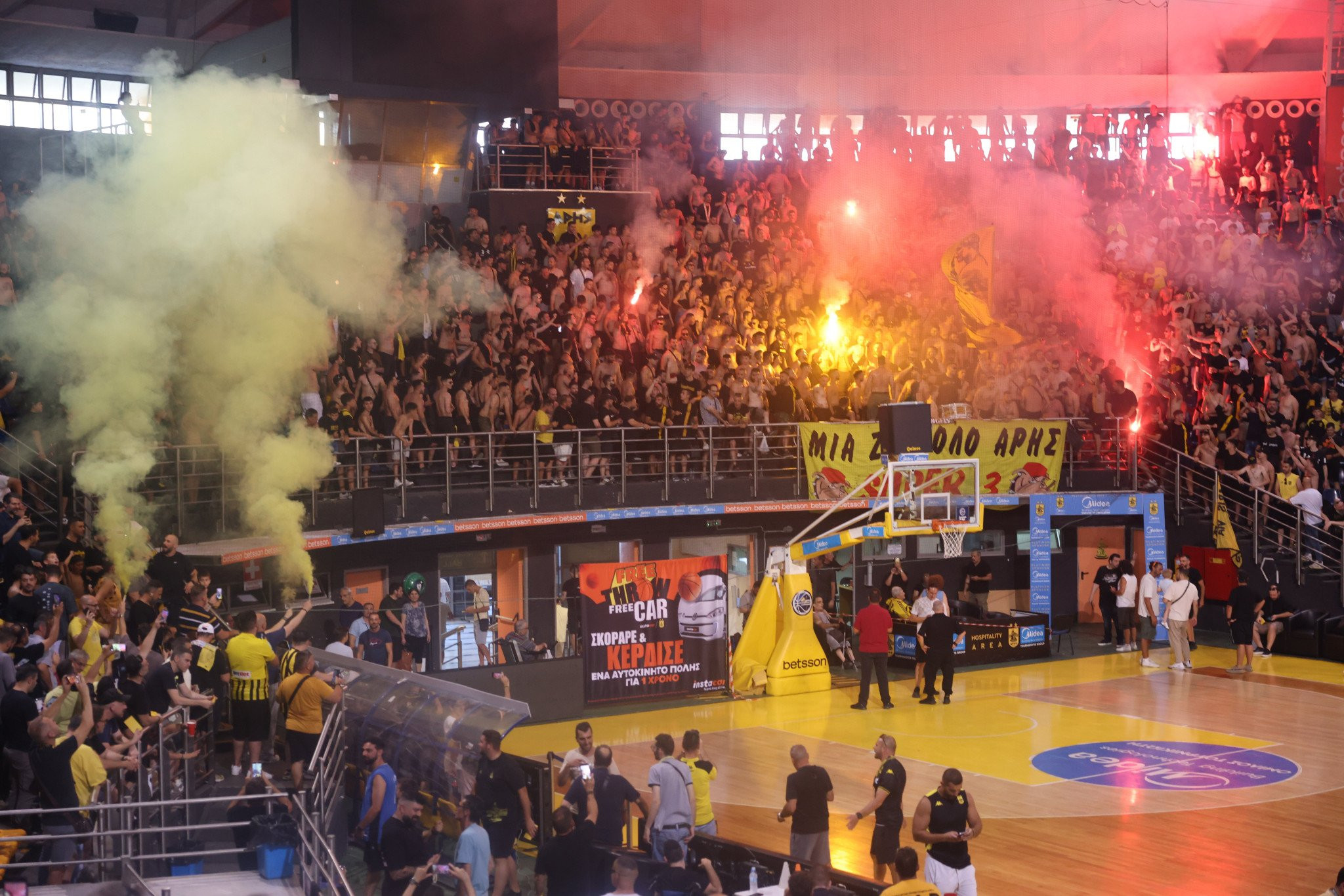 Πρόστιμα σε 3 ομάδες της Stoiximan GBL για υβριστικά συνθήματα