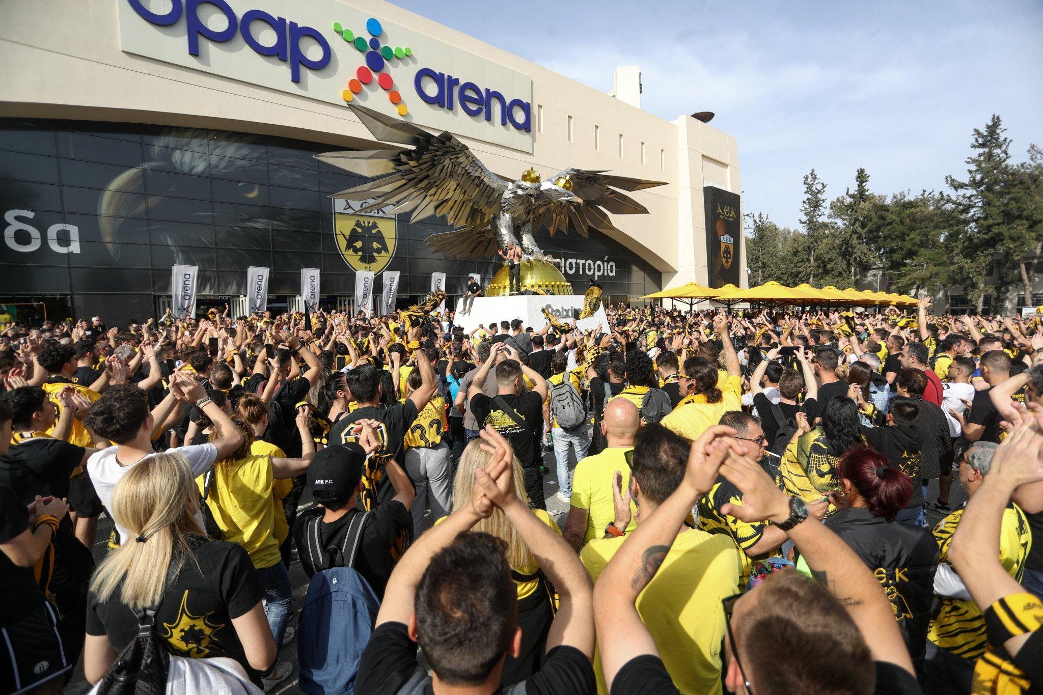 Προσαγωγές οπαδών της ΑΕΚ με σημαίες της Παλαιστίνης