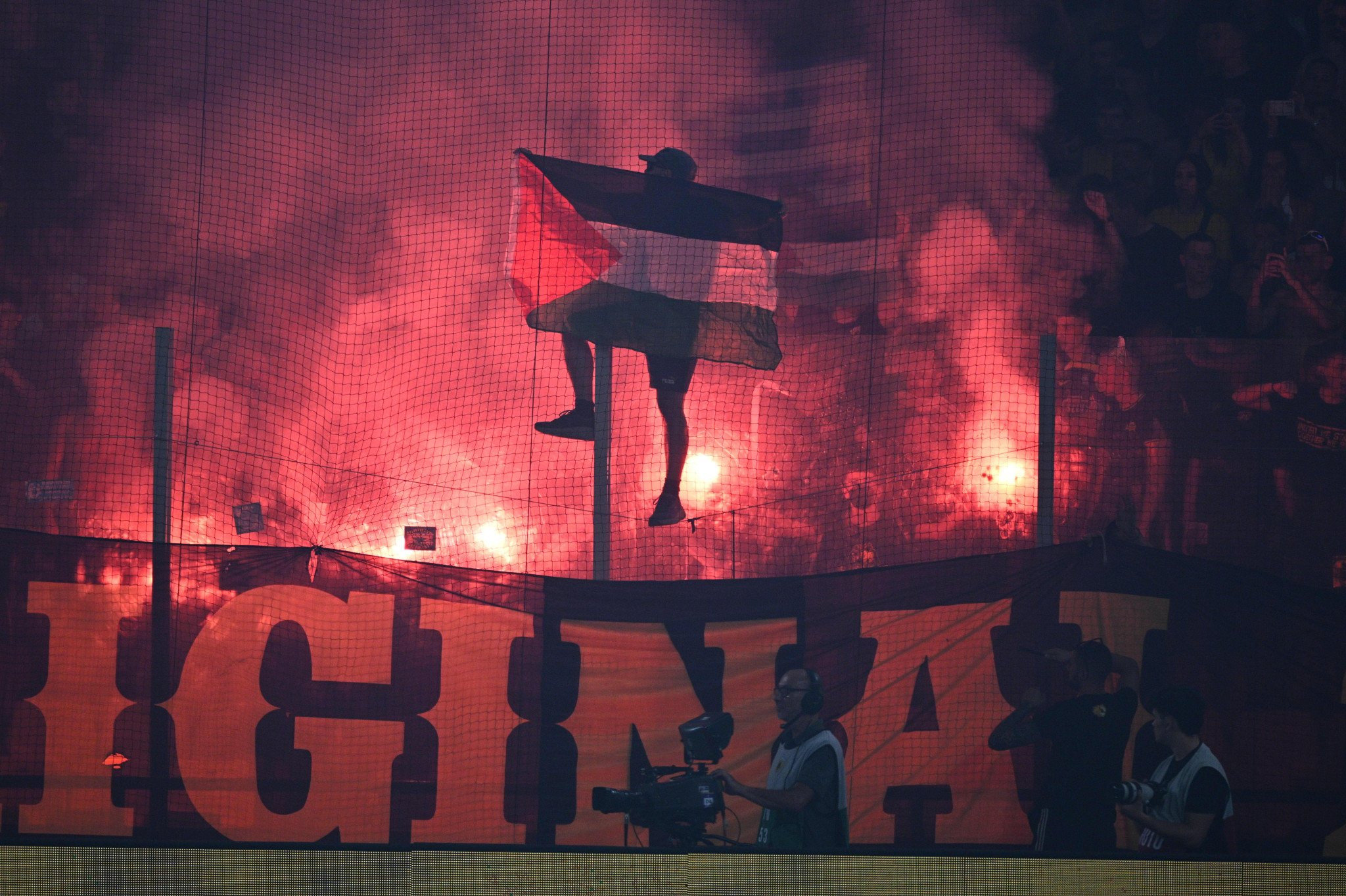 Οπαδοί της ΑΕΚ με σημαίες της Παλαιστίνης στην «OPAP Arena»