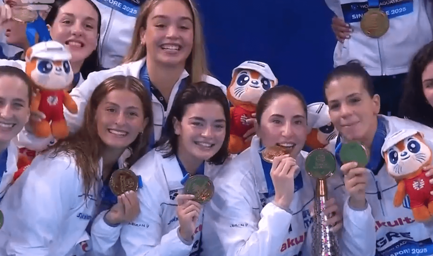 Η αναμνηστική φωτογραφία της Εθνικής Γυναικών την ώρα της «στέψης» (video)