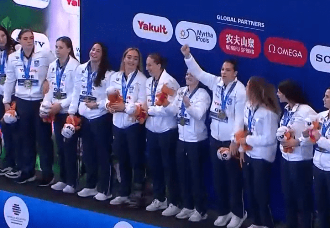 Ανατριχίλα: Η στιγμή που οι αθλήτριες της Εθνικής πόλο τραγουδούν τον Εθνικό Ύμνο (video)