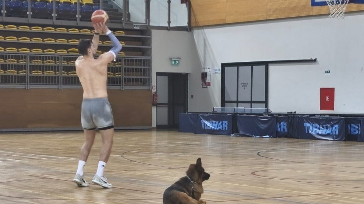 Ο Χεζόνια προετοιμάζεται για τη νέα σεζόν παρέα με τον σκύλο του