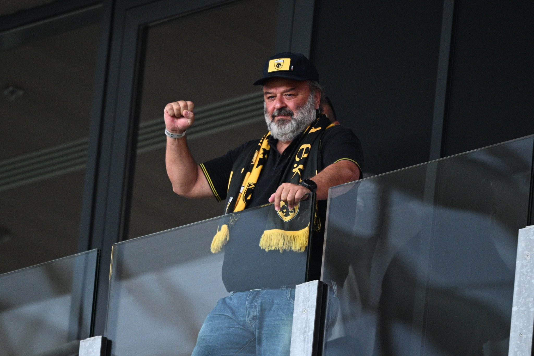 Με κασκόλ της ΑΕΚ ο Μάριος Ηλιόπουλος στην Ουγγαρία για το ματς με τη Χάποελ