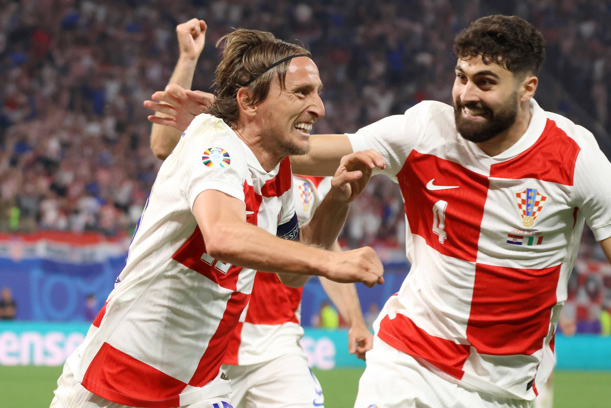 Συγκίνησε ο Γκβάρντιολ - Κρέμασε μια φανέλα της Κροατίας στο διαλυμένο, από τον πόλεμο, σπίτι του Μόντριτς