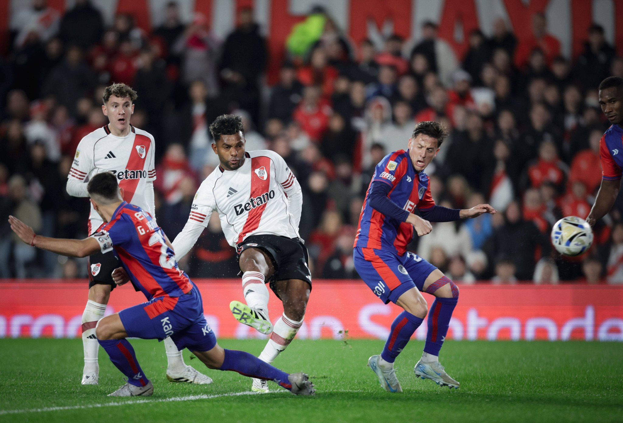 Δίκαιη «μοιρασιά» στο ντέρμπι ανάμεσα σε Ρίβερ Πλέιτ και Σαν Λορέντζο