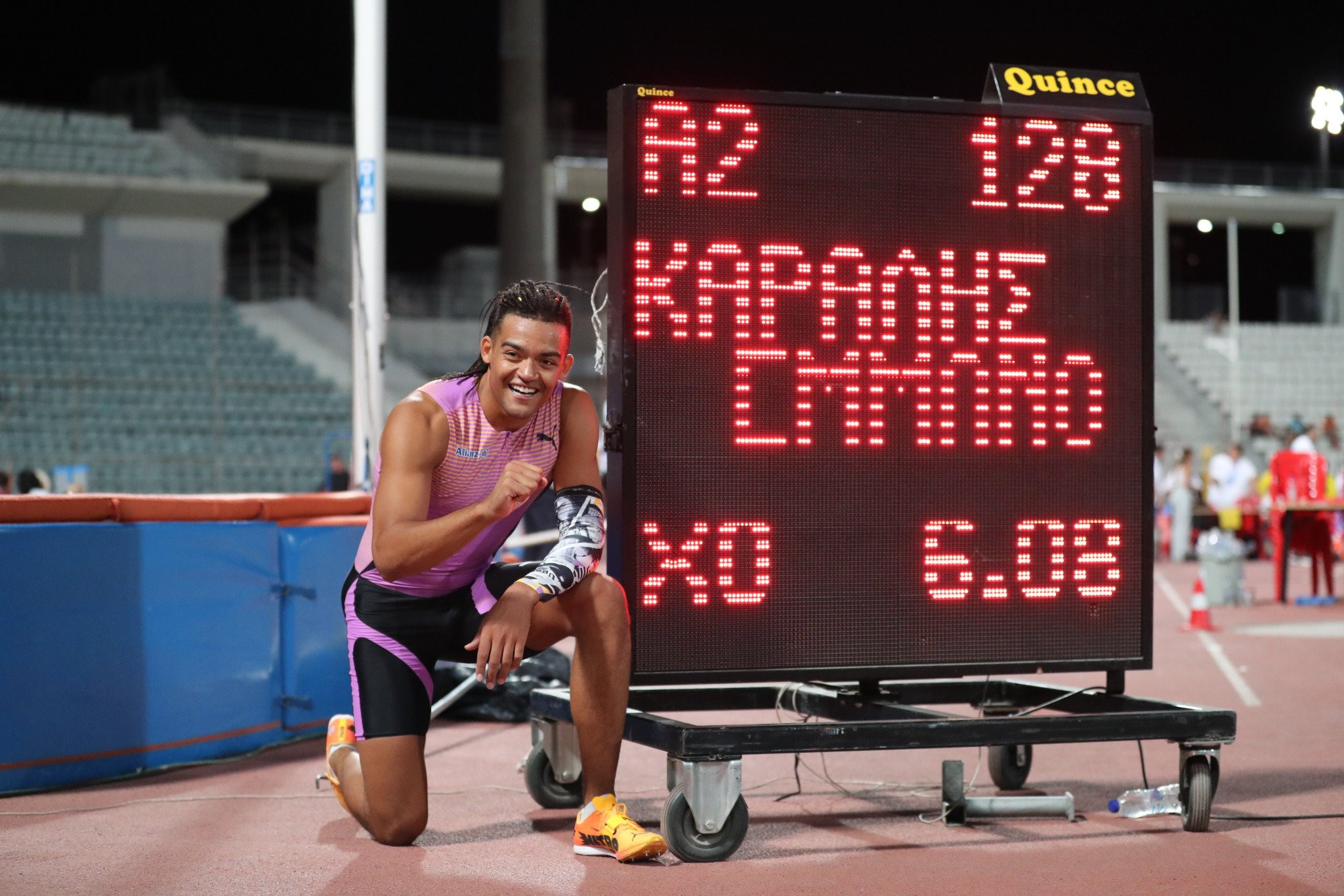 Η αναμνηστική φωτογραφία του Καραλή με το νέο πανελλήνιο ρεκόρ στα 6,08 (video)