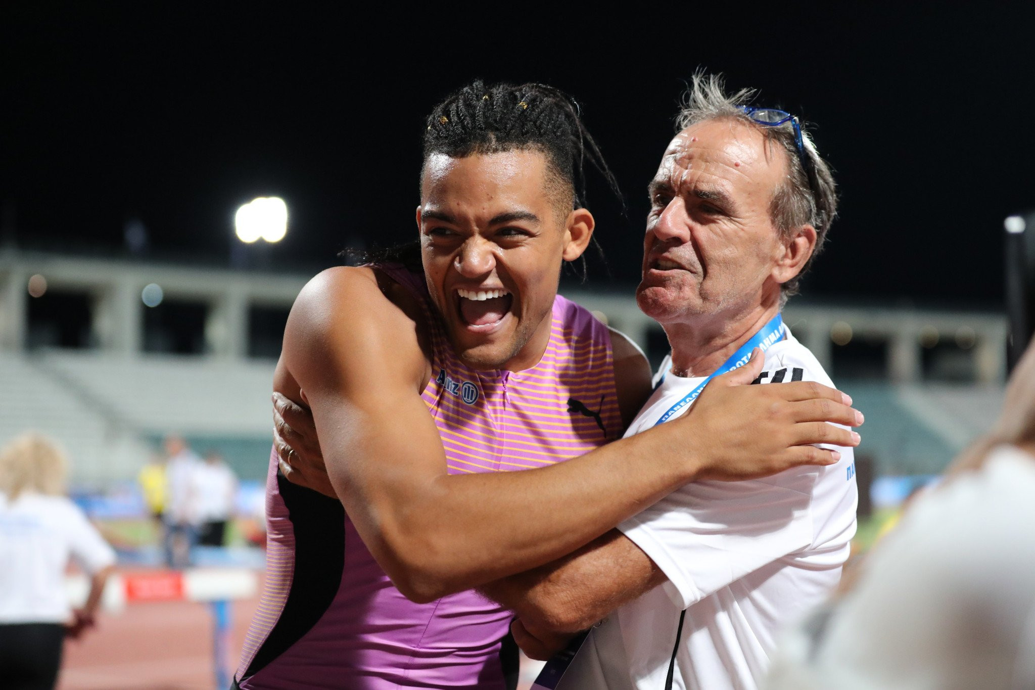 H αποθέωση και οι πανηγυρισμοί του Καραλή μετά το Πανελλήνιο ρεκόρ (video)