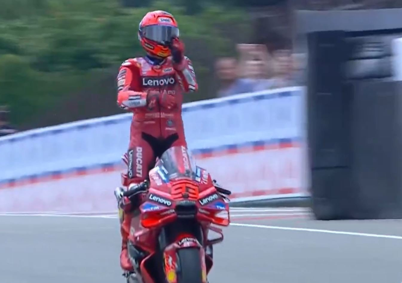 Ποιος κρύβεται πίσω από το «aura farming» που έκανε τον Μαρκ Μάρκεθ να χορέψει;