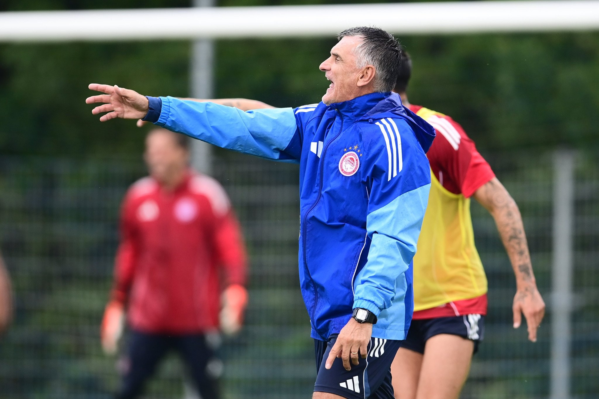 Έπεσαν... κορμιά στη βροχή