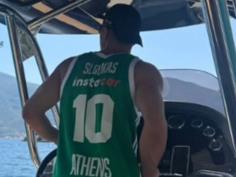 O Νέντοβιτς στις καλοκαιρινές του διακοπές με φανέλα του Κώστα Σλούκα από τον Παναθηναϊκό