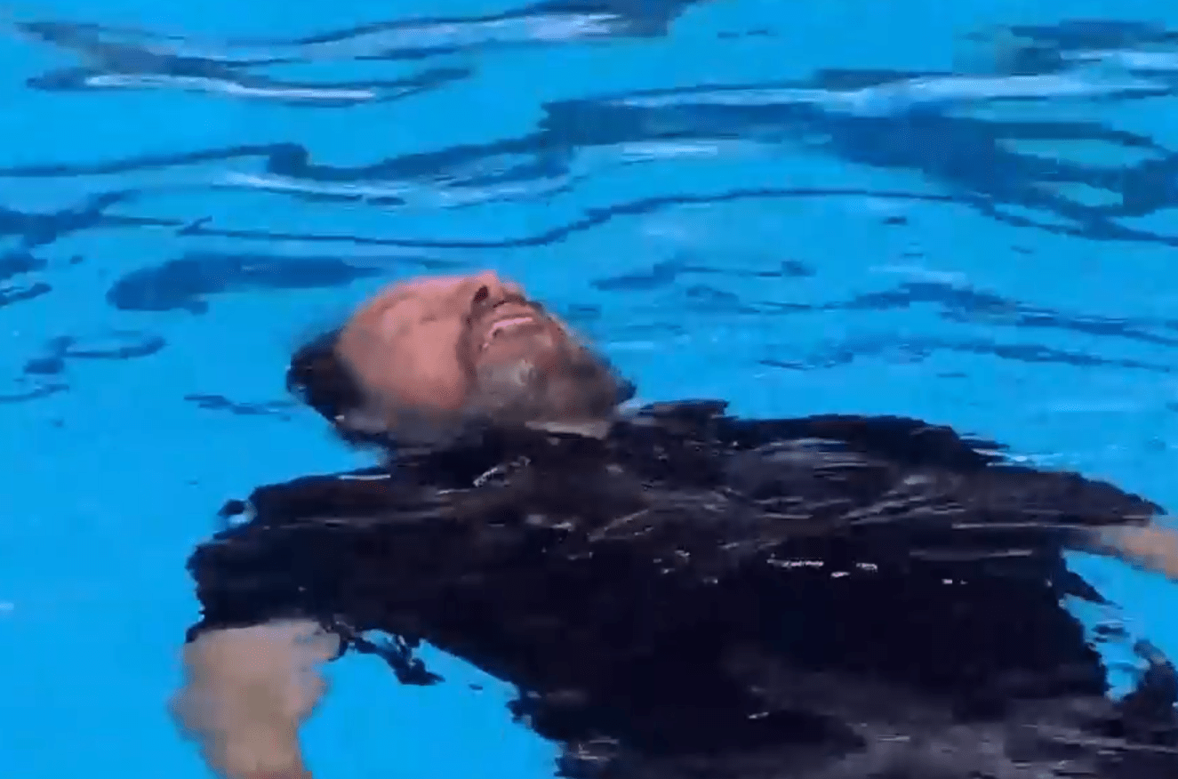 Ο Παυλίδης έπεσε στην πισίνα και... ξάπλωσε μετά το χρυσό μετάλλιο (video)