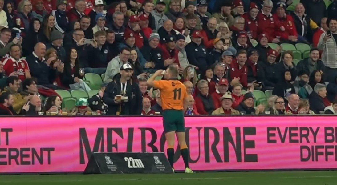 Θρύλος του ράγκμπι ξεπέρασε το μυϊκό πρόβλημα πίνοντας μια μπύρα κατά τη διάρκεια αγώνα (video)