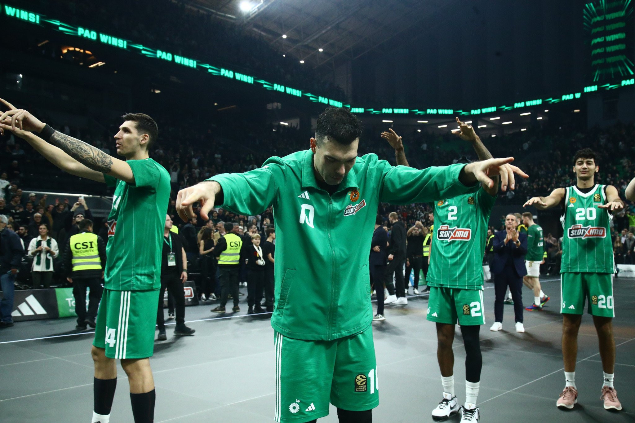 Μια γαλανόλευκη ραχοκοκαλιά με μπροστάρη τον Σλούκα