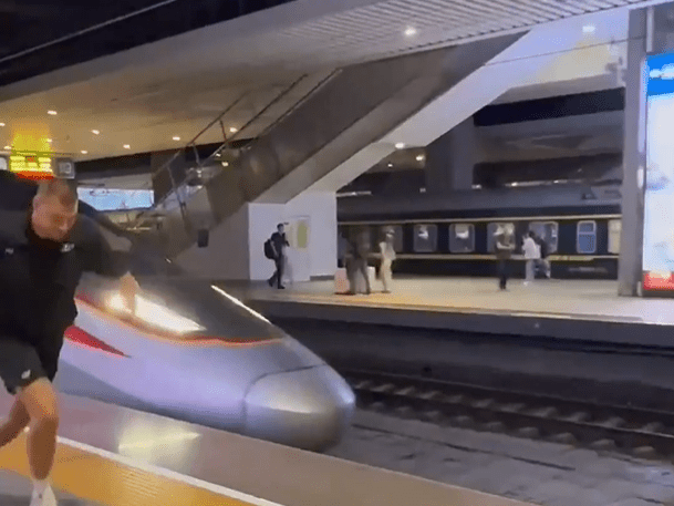 Fly Jokic fly: Επικός Γιόκιτς «ανταγωνίζεται» τρένο στην Κίνα