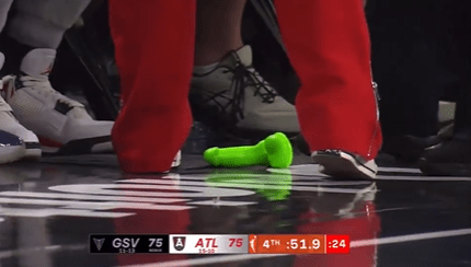 Αδιανόητο: Θεατής πέταξε sex toy σε αγώνα του WNBA! (video)