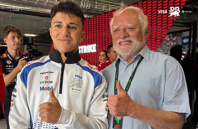 Ο άνδρας από το ξεκαρδιστικό meme «Hide the Pain Harold» ποζάρει με οδηγούς της F1